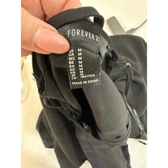 Forever 21 Jumpsuit Bib Medium Black Wide Leg Baggy Lightweight Romper Jumper - Picture 5 of 7